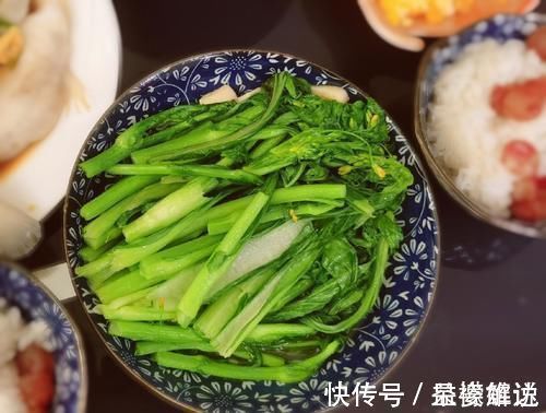 晒和儿子的日常晚餐,神评论:就看上你那碗米饭了!