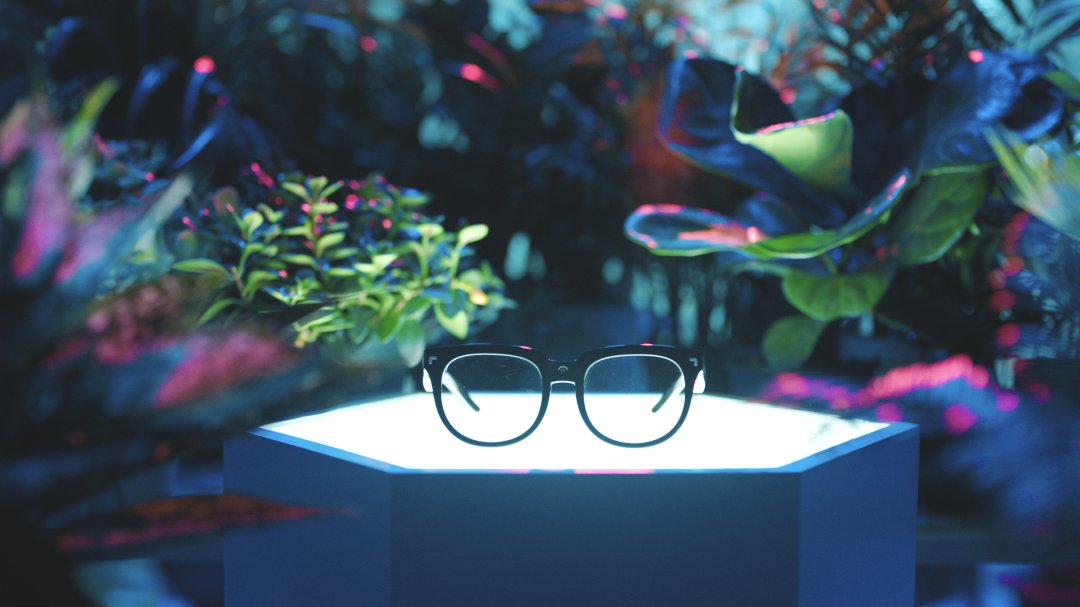 oled|TCL 发布雷鸟智能眼镜先锋版：首款双目全彩MicroLED光波导AR眼镜