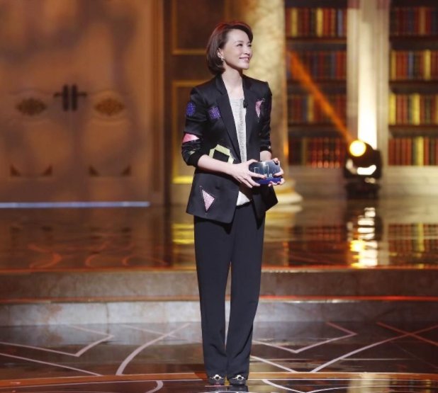 董卿连续录节目15小时，累到拼命揉腰，打工人都逃不过“腰痛定律”