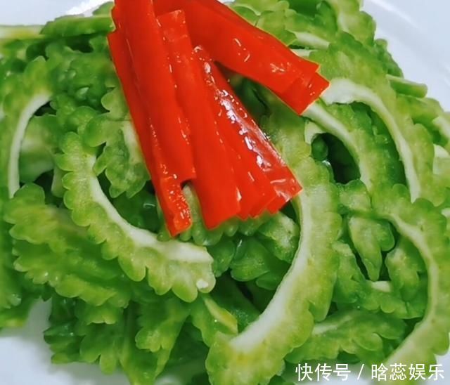 “苦瓜炒鸡蛋”不苦，有诀窍，出锅后色泽鲜亮，营养美味