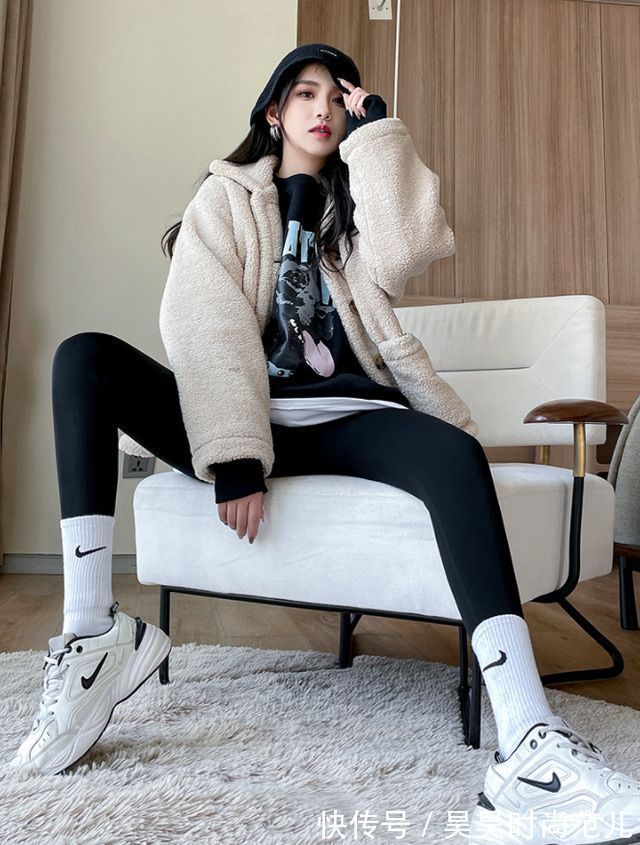 时髦 普通的打底裤已经不流行了,今年冬天用鲨鱼裤打底,时髦又显身材