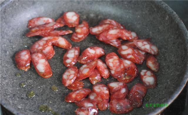 腊肠焖饭|天冷爱做懒人饭,有肉有菜味道好,热热乎乎一大锅,营养真齐活