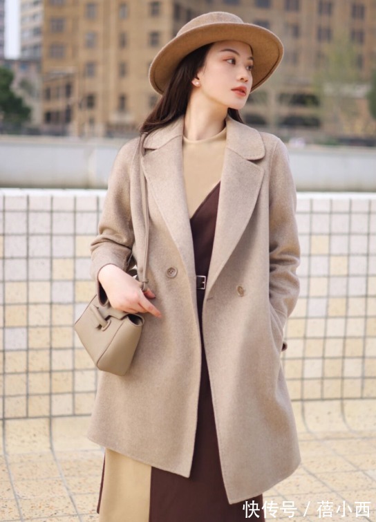 博主|大衣里面配什么才时髦?建议试试“大衣+连衣裙”,简约又撩人