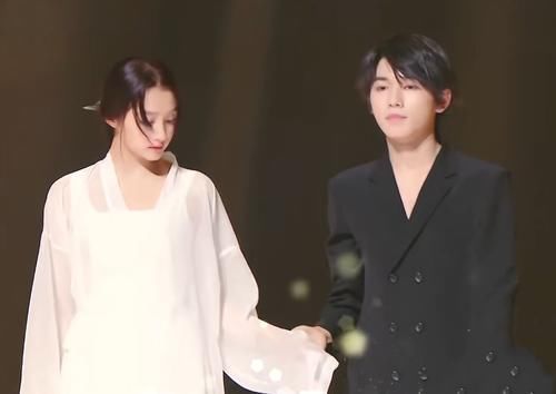 舞蹈|宋亚轩想拉关晓彤的手,女方的下意识反应,是对鹿晗最大的尊重