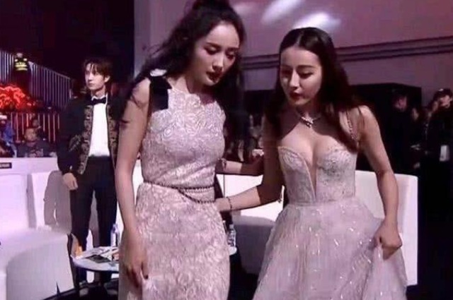 杨幂|迪丽热巴意外摔坏粉丝手机，脱口而出7个字后，在场的群众都惊了