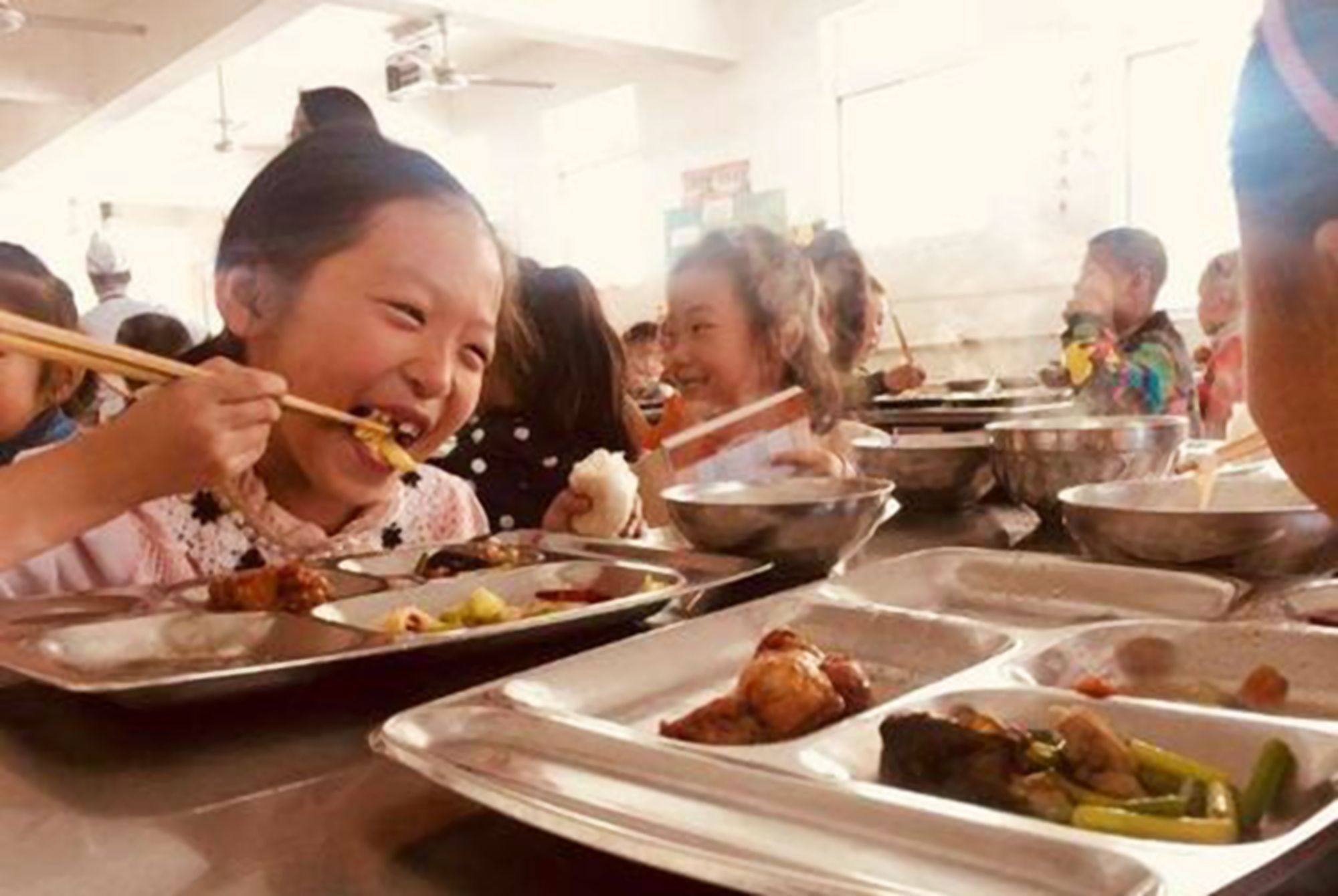 餐桌礼仪|孩子是否情商高,从餐桌上就能看出来,有这三种表现的娃赶紧纠正