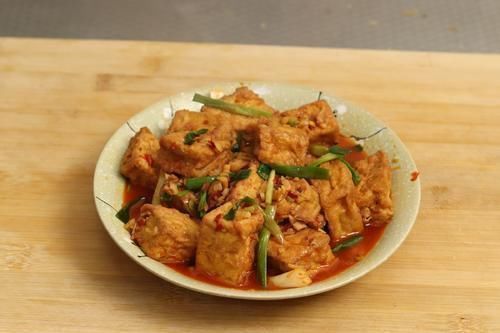 红油|煎豆腐时,直接下锅煎就“废了”,记住2个窍门,豆腐不碎不粘锅