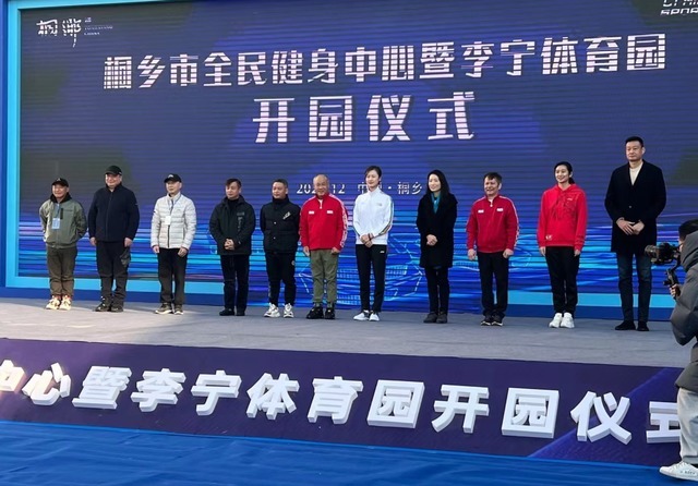 丁宁|58岁李宁官宣新产业!发白+秃顶显苍老,2位美女世界冠军伴左右