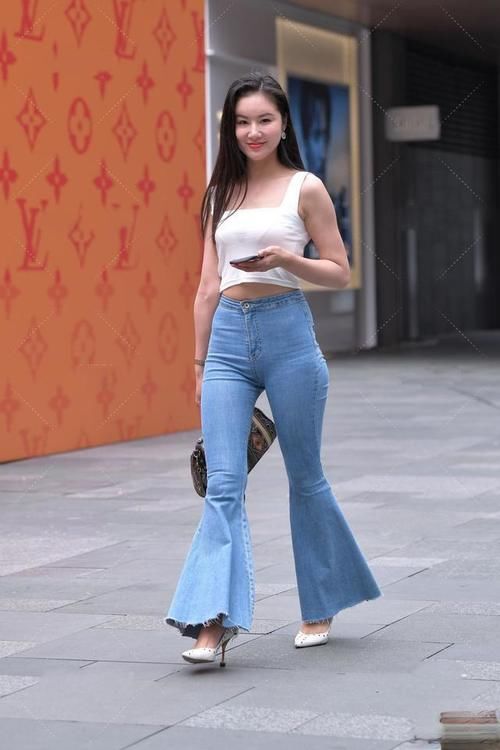 吊带|牛仔喇叭裤配上吊带上衣，展示这位小姐姐的优势，确实有点抢眼