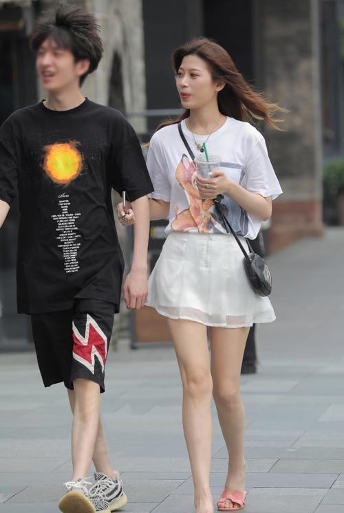 选择款式个性的裙装，让自己穿着放心，轻松展现青春随性的气质