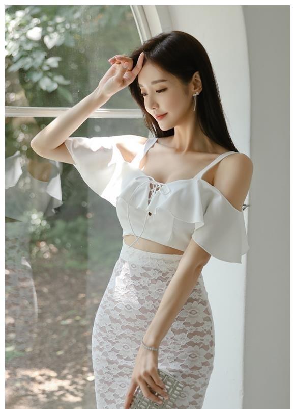 吊带 穿一字肩吊带蕾丝包臀连衣裙的小姐姐, 轻松演绎甜美少女范