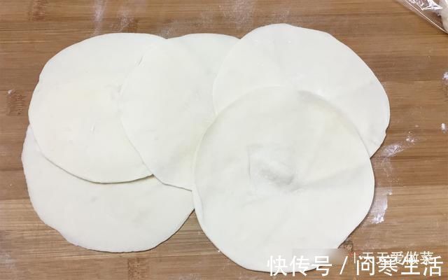 彩虹|一棵白菜，两碗面，烙出皮薄大馅，香喷喷的白菜饼，真香