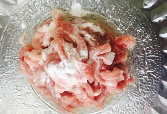 腌肉别只知道用淀粉，这两样也不能少，肉更滑嫩，还不粘锅