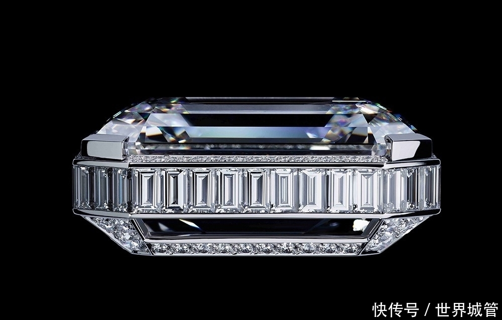 为纪念香水而定制的绝世项链，主钻55.5克拉，且有钱也买不到