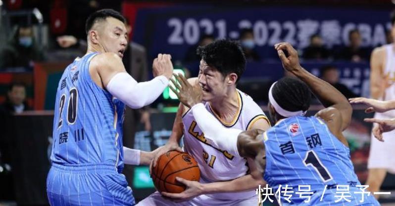 胡金秋|球员和记者对喷,裁判摇头无奈改判,CBA本赛季最奇葩的一场比赛
