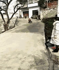 |搞笑GIF:妹子这是什么裙子呢,能上能下真是绝了啊