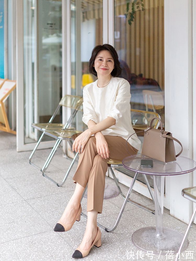 造型感|秋天,45+的女性别乱穿,这条“西裤”才是首选,高级简约又知性