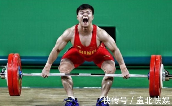 里约奥运会|举重奥运双冠王，曾在校园捡瓶卖，娶师妹生2儿子，如今生活滋润