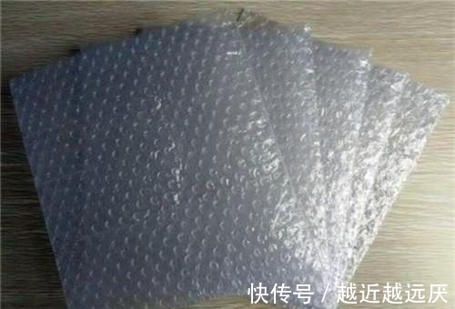 快递里的气泡垫直接扔掉?教你3个小妙用,解决各种生活烦恼