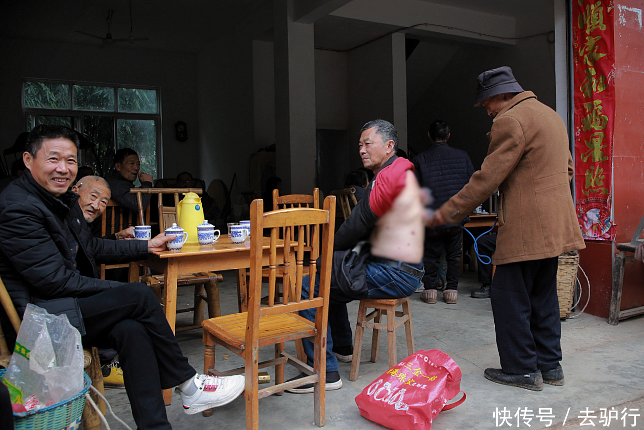 乐山师范学院|被遗忘的千年古村：老房子散发着腐朽的气息，老人孤独地生活着