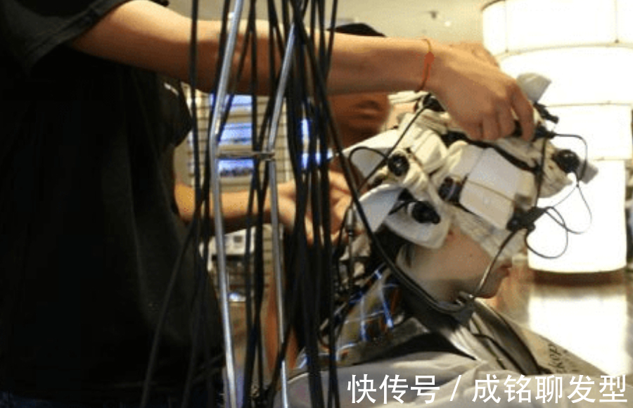 烫发 “拉直”和“烫卷”哪种对头发伤害大?区别不在烫法,技术是重点