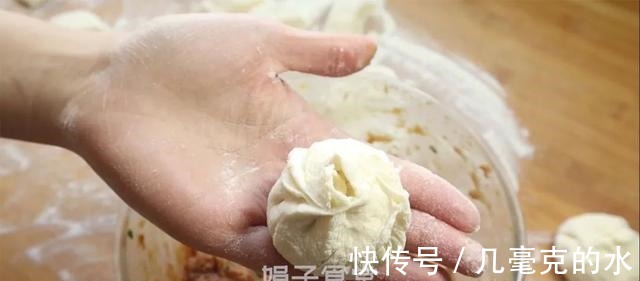 包子这样做,柔软鲜嫩,不用揉面、不用擀皮,做法简单又营养!