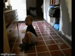 儿子|母亲在家给儿子拍照,看到儿子身后的画面,尖叫起来