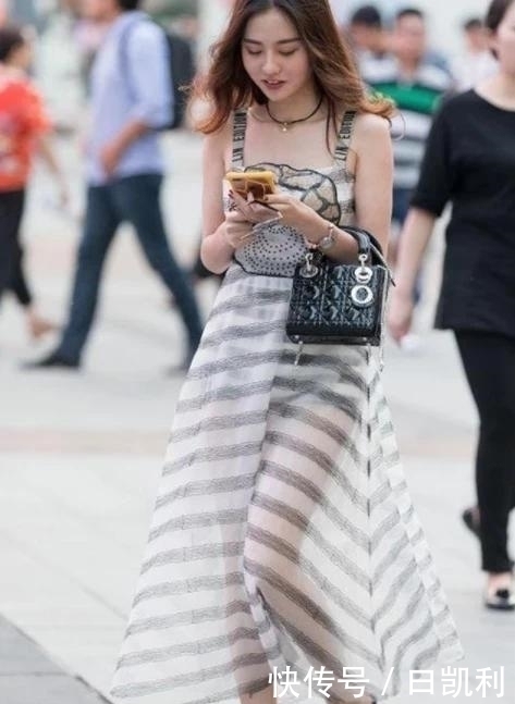 时尚|街拍小姐姐优美的穿搭,呈现出优雅淑女气质,更迷人更时尚