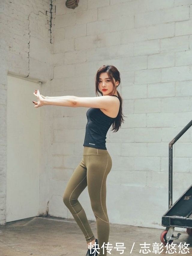 紧身打底裤光彩夺目的打扮,穿出魅力身姿