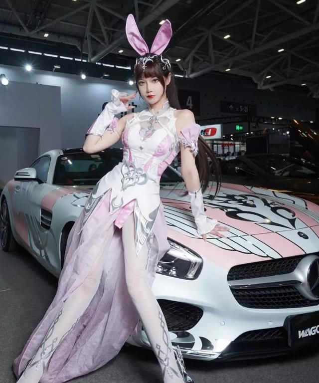 cos|露儿大魔王cos小舞参加车展，腿长一米八，粉丝直呼比原著还美