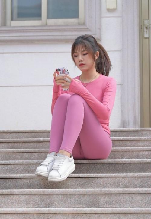 乙烯妹妹：粉红色的运动服，阳光甜美