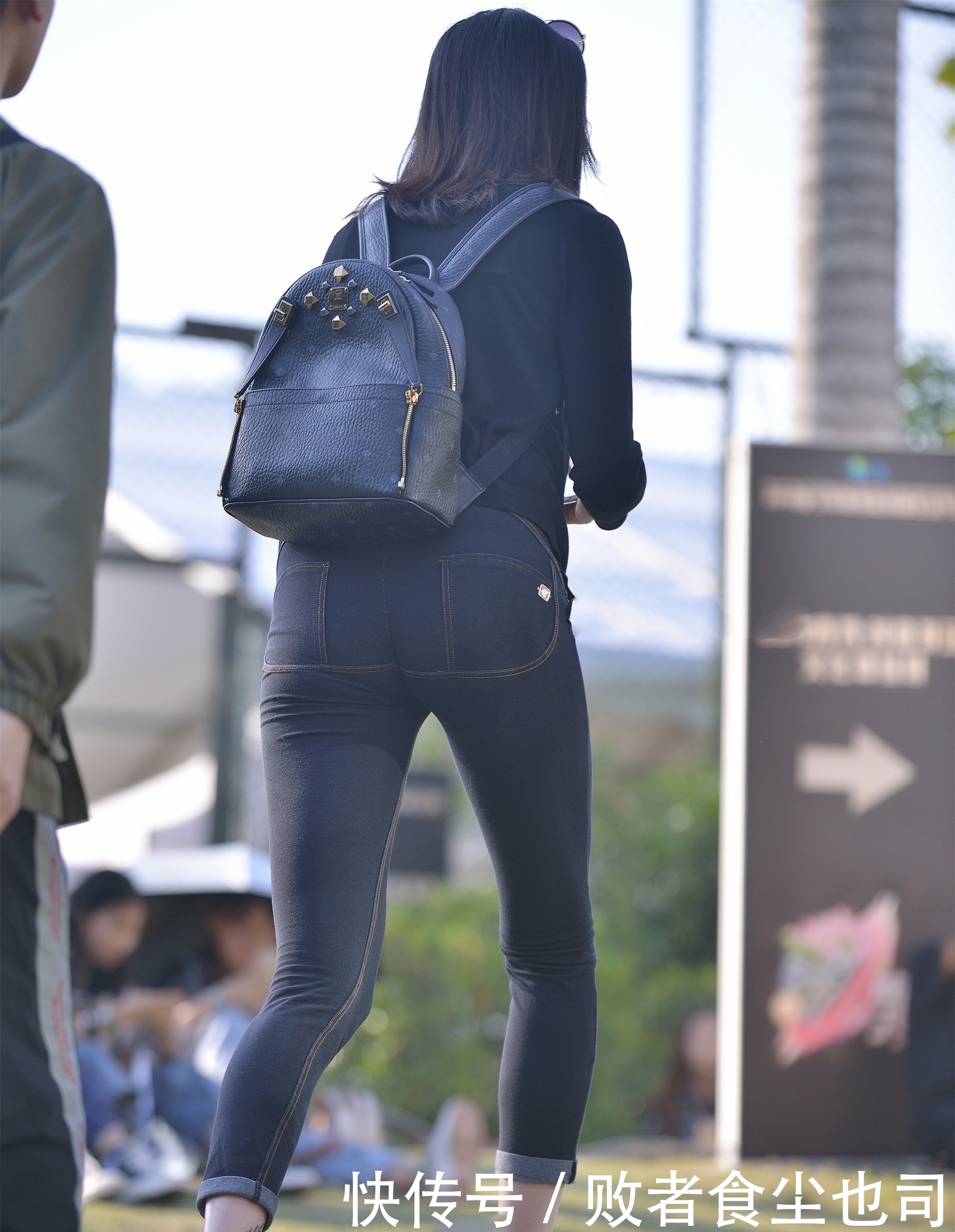 休闲|黑色开衫搭配经典牛仔裤,简约舒适,显时尚休闲感