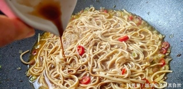 菜市场遇到它别手软,4块1斤营养高,切丝浇上酱汁焖一锅,够鲜美