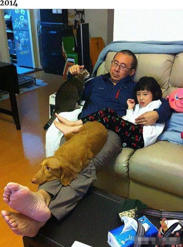 爸爸|爸爸每年抱着女儿拍张照,七张照片惹无数人泪目父爱如山!