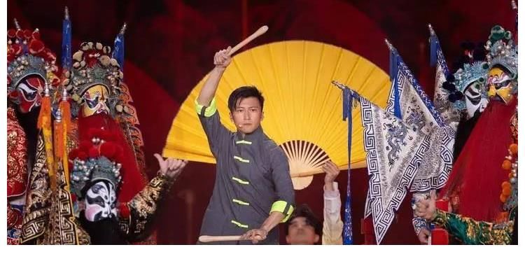 湖南卫视跨年晚会尴尬瞬间,主持团出场集体翻车,杨幂飞吻周笔畅