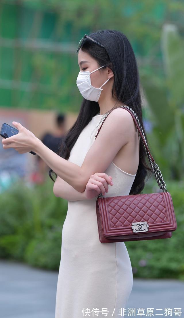 运动鞋|街拍:个性牛仔裤搭配白色T恤,简约精致,尽显青春活力