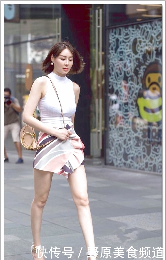 小露香|街拍:小姐姐小露香肩给人遐想,是有什么意义吗?