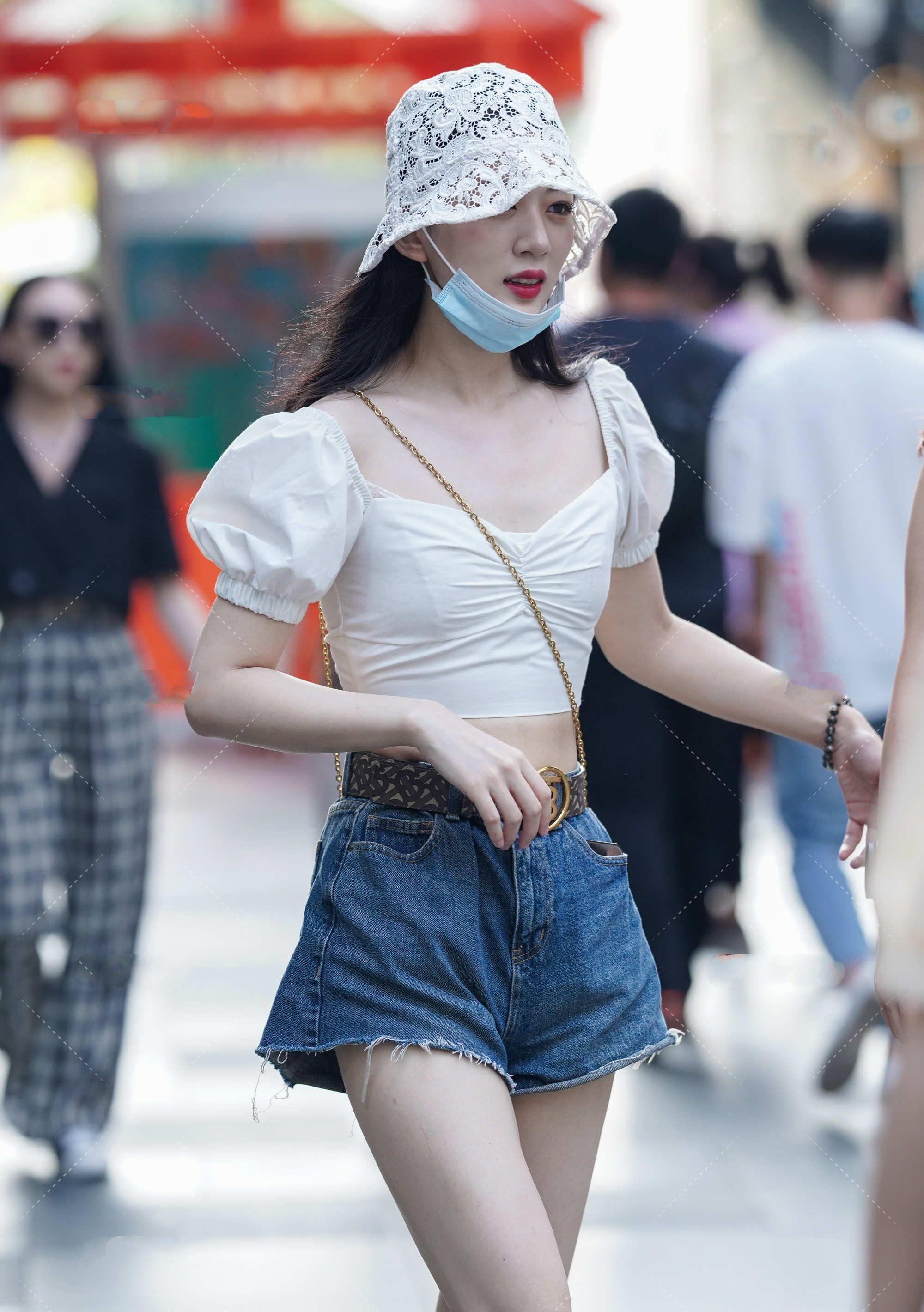 泡泡袖|泡泡袖上衣搭配牛仔短裤，独特设计的镂空帽，韩范儿十足超有气质
