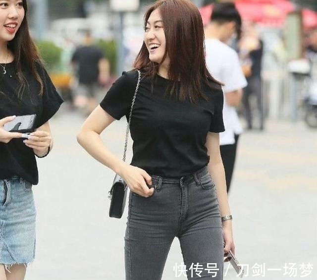 紧身牛仔裤 #时尚百搭#街道美女黑色上衣短袖搭配灰色紧身牛仔裤