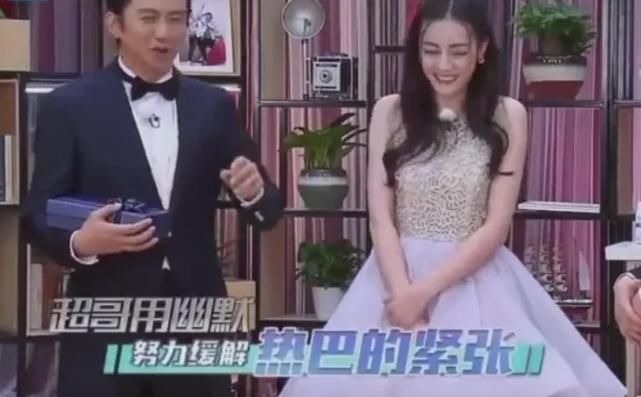 迪麗熱巴第一次和鄧超聊微信，超哥秒回復5個字，熱巴不知所措