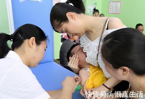 宝宝|1岁宝宝接种疫苗火了,医生不忍心下手,网友:欠你一个影帝