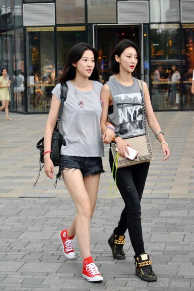 街拍:清新清秀的时尚美女,蓝色的休闲装搭配很显拉风帅气