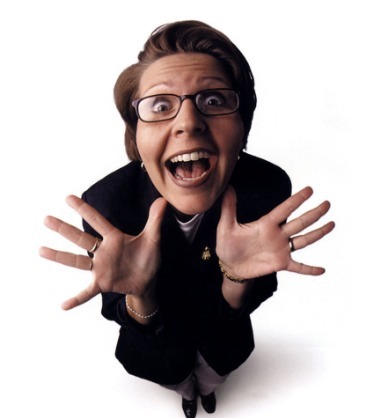 |笑话段子女人偷邻居鸡,邻居骂街,儿子说俺娘没偷,女人用眼瞪