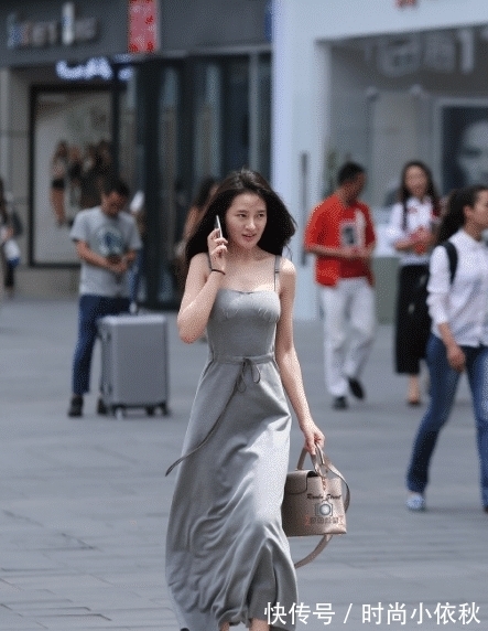 穿搭 穿大裙子虽然美,但也挡不住“风吹”,充满成熟魅力!