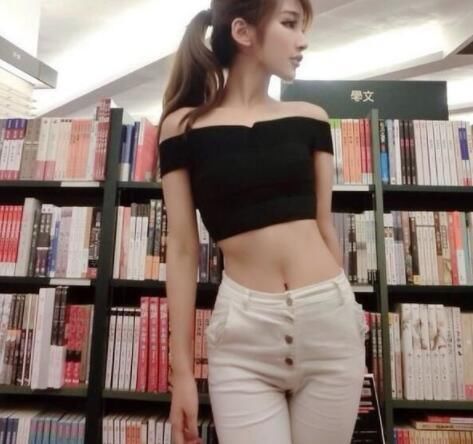 紧身衣|身姿丰盈的美女,穿上紧身牛仔裤小姐姐,不仅个性时尚还妩媚多姿