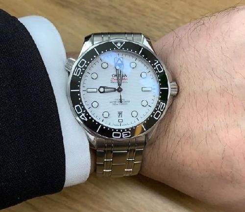 男人要有三块表？欧米茄海马：一块百搭的潜水表足够了