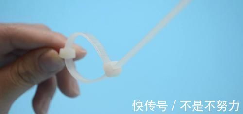 扎带|卫生间放2根塑料扎带,真是厉害了,解决了困扰大家的一个难题