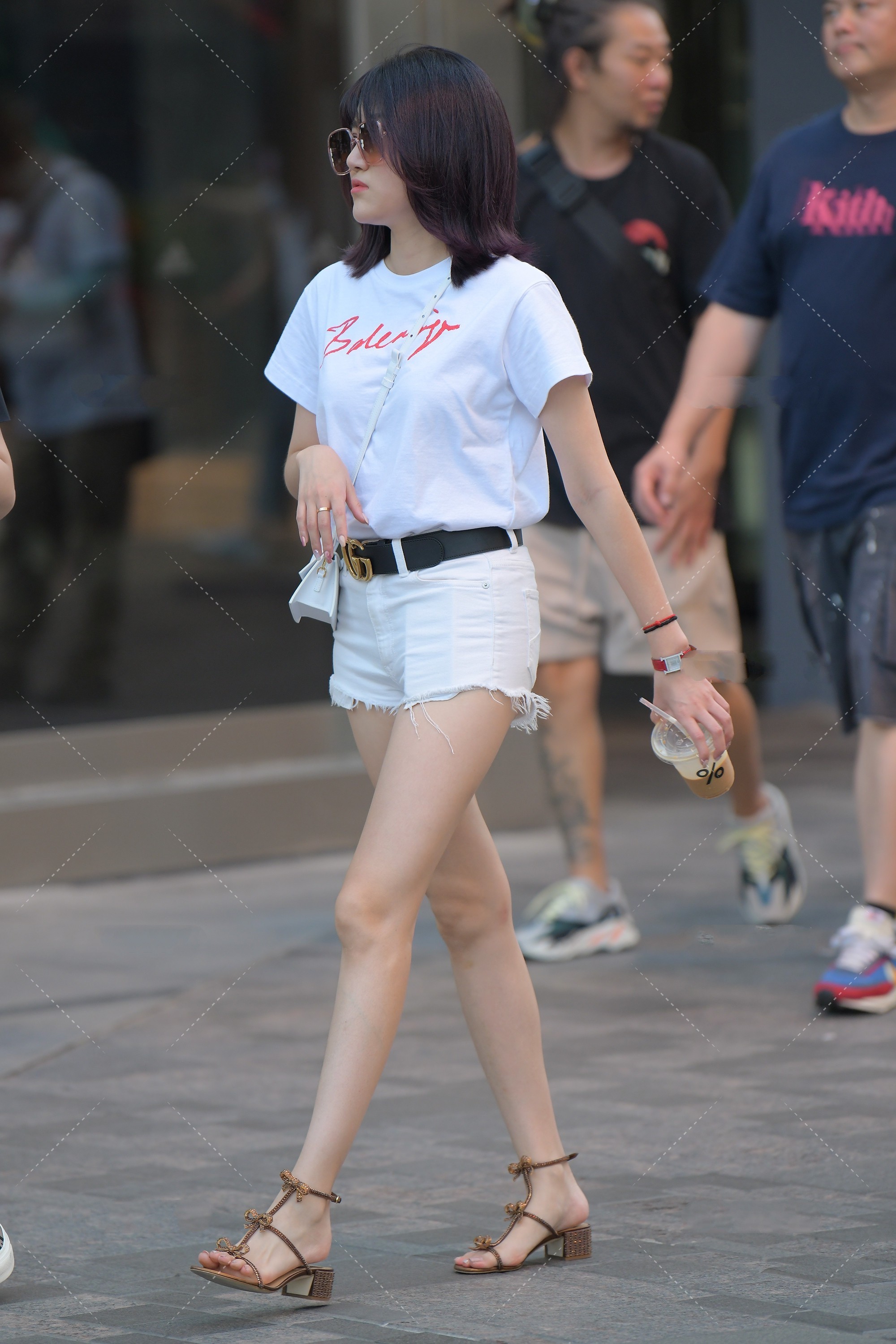 短袖|美女街拍:短袖搭配浅色裤子,纯白色的搭配显得很青春