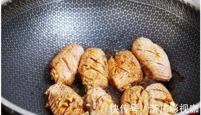 腌制|蒜香鸡翅的家常做法，外焦里嫩的，看着就香