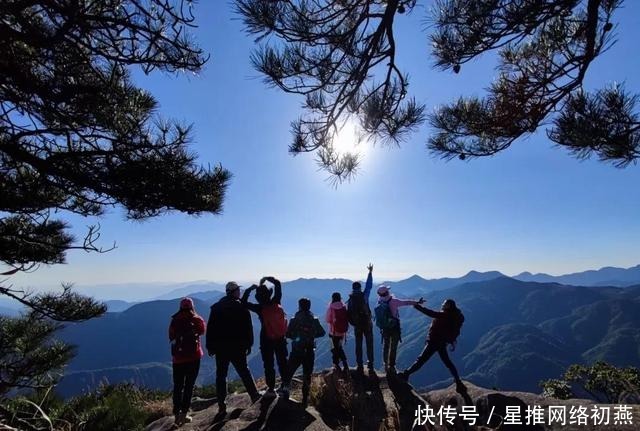 仙游石剑山，山顶一巨石形似利剑，有点霸气